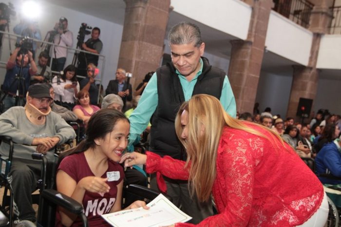 MIGUEL RIQUELME Y MARCELA GORGÓN ENTREGAN APOYOS A POBLACIÓN VULNERABLE