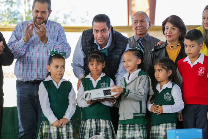 CHEMA MORALES CUMPLIENDO COMPROMISOS EN LAS ESCUELAS DE RAMOS ARIZPE