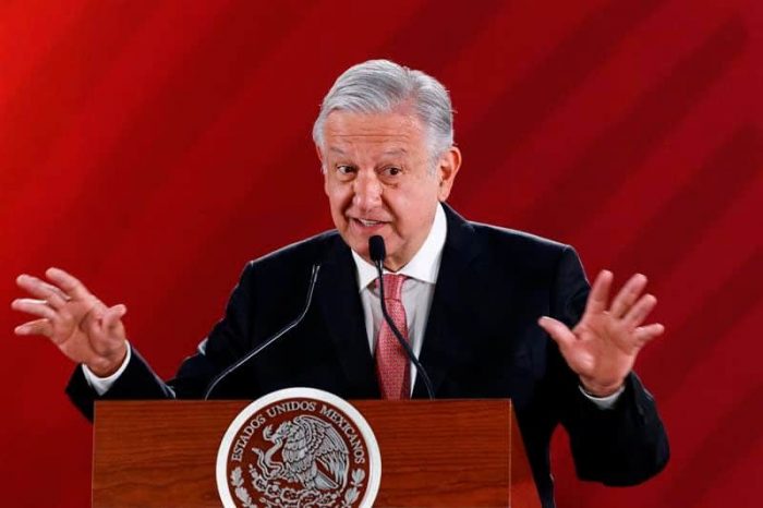 "Vayan respetándonos", responde AMLO a ciudadanos que lo increparon por falta de becas