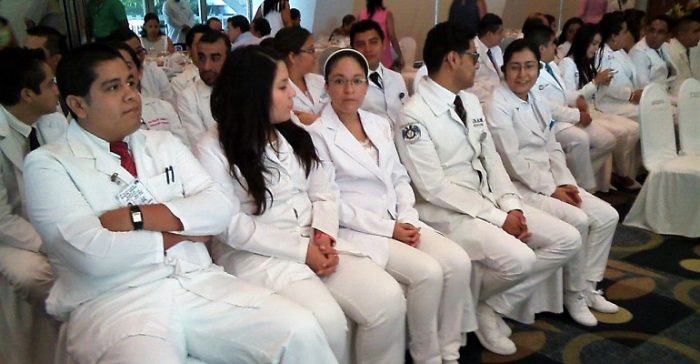 El cuello de botella que estrangula la carrera médica en México