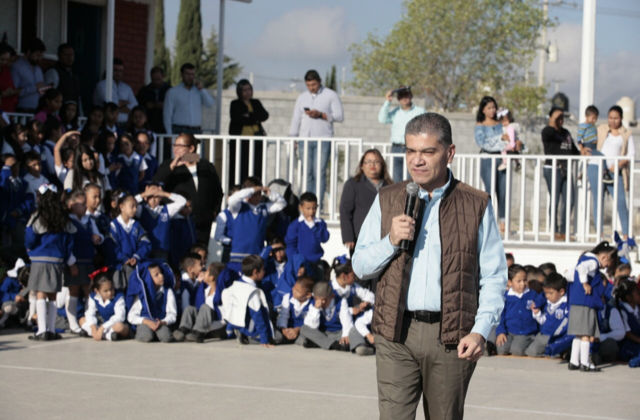 MIGUEL RIQUELME ENTREGA AULAS Y ESCRITURAS EN SALTILLO