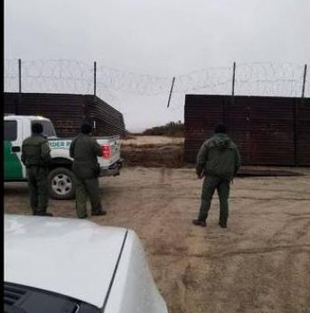 Abren boquete del tamaño de un vehículo en muro fronterizo