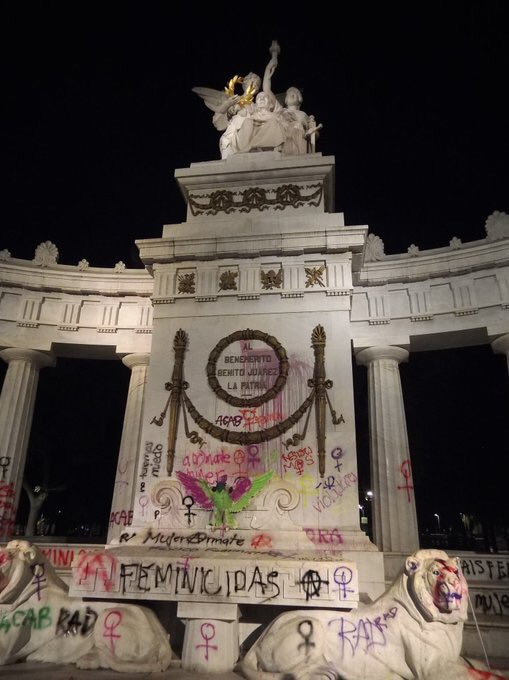 Así quedó el hemiciclo a Juárez tras marcha feminista (fotos)