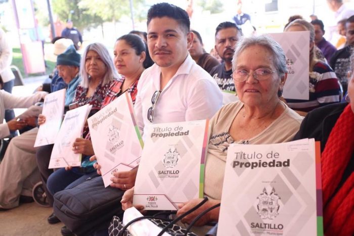Alcalde sigue cumpliendo, entrega títulos de propiedad a familias saltillenses