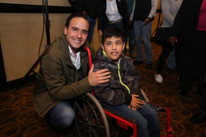 Entrega Manolo más aparatos ortopédicos a Saltillenses
