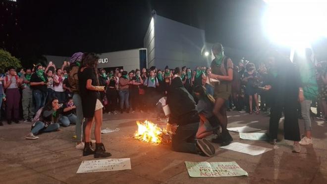 Queman libros contra terapias de conversión en FIL de Guadalajara