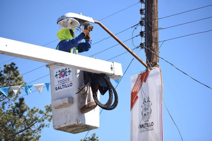 Trabaja Municipio en reparación de alumbrado público