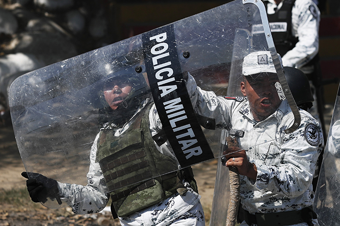 A pedradas defiende México sus fronteras