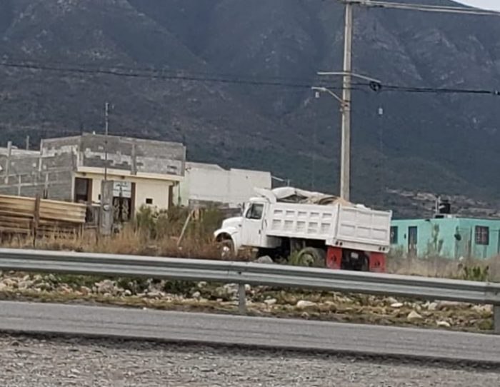 Detienen a ciudadano tirando escombro