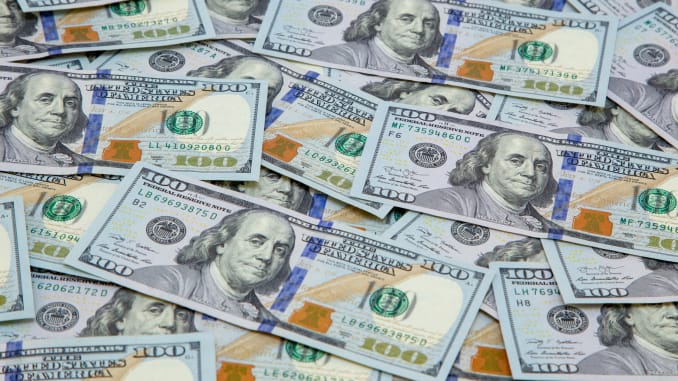 Dólar llega a 22.98 pesos durante la madrugada
