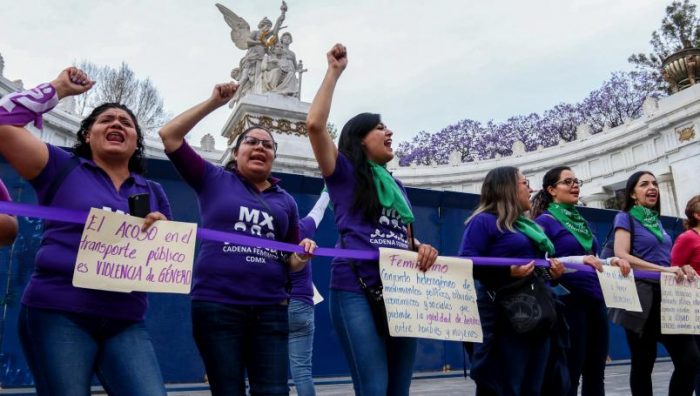 Con falda o pantalón, respétame señor": realizan cadena feminista frente al Hemiciclo a Juárez