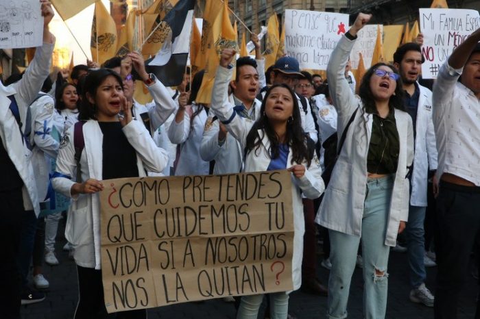 Marchan al Zócalo con exigencia de justicia por estudiantes asesinados