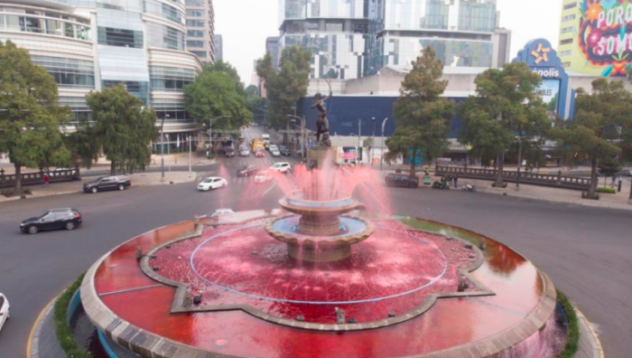 Tiñen de rojo fuente de la Diana Cazadora contra el feminicidio