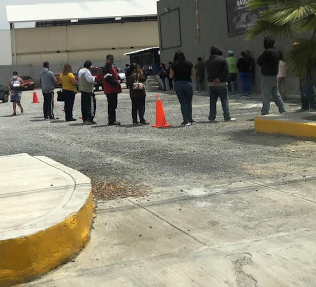 Acuden cientos por platillos gratuitos en Saltillo