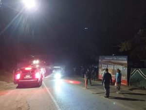 Vecinos de Sayulita instalan retén y rechazan a visitantes