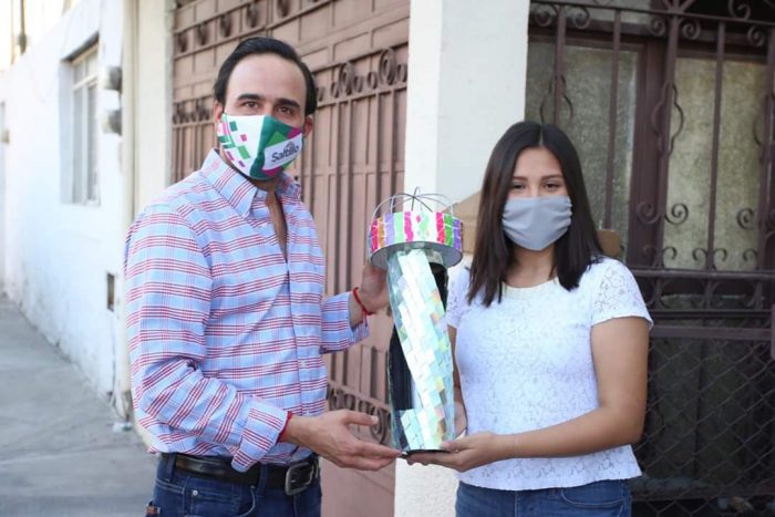 Entrega Alcalde premio a ganadora del concurso "Reciclarte Por Saltillo".