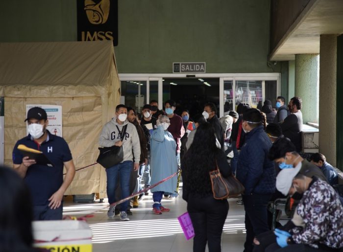 La pandemia golpea a casi 2.000 profesionales de la salud en México