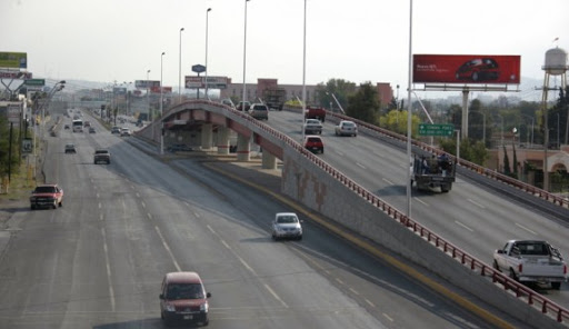 Auto gris compacto Placas RVS315 Causa accidente y Huye.