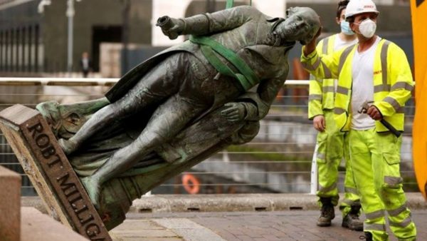 Retiran estatuas de esclavistas en varias ciudades del mundo
