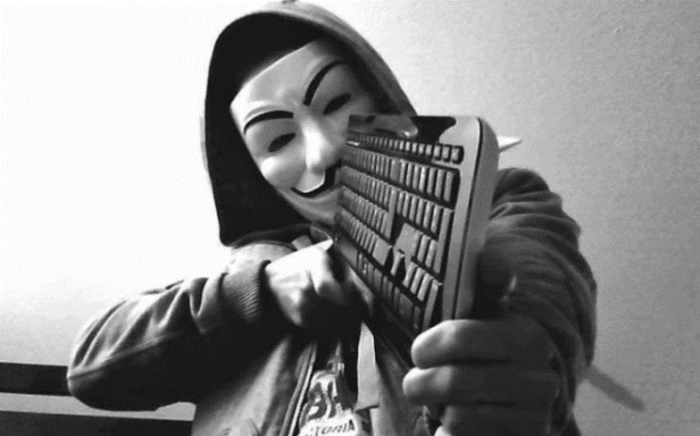 Anonymous filtra la tarjeta bancaria de un multimillonario y las compras masivas llegaron