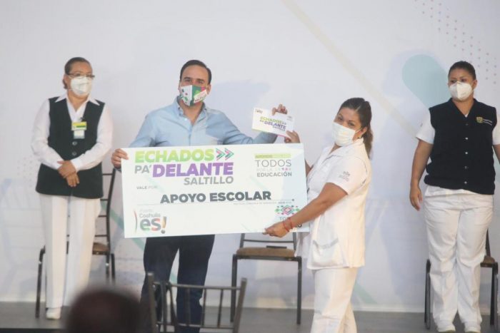 Manolo entrega Apoyos Escolares a hijos de 2 mil 200 enfermeras de Saltillo