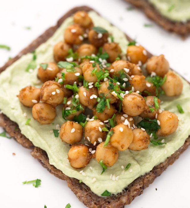 RECETA VEGANA .TOSTADAS DE GARBANZOS CON AGUACATE.
