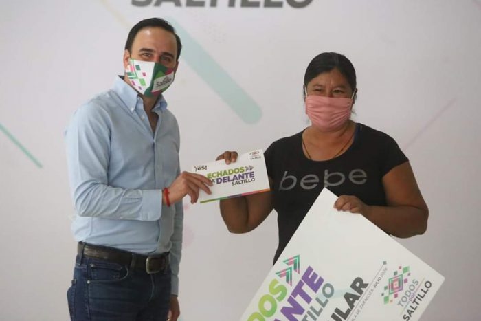 Entrega Manolo “Créditos Populares” a micro comerciantes de Saltillo