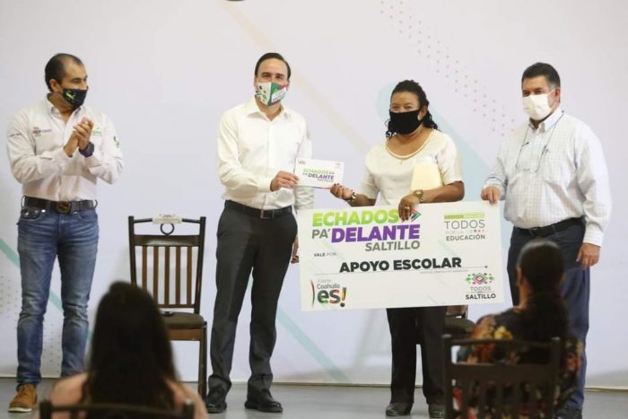 Entrega Manolo “Apoyos Escolares” a estudiantes de bachillerato en Saltillo