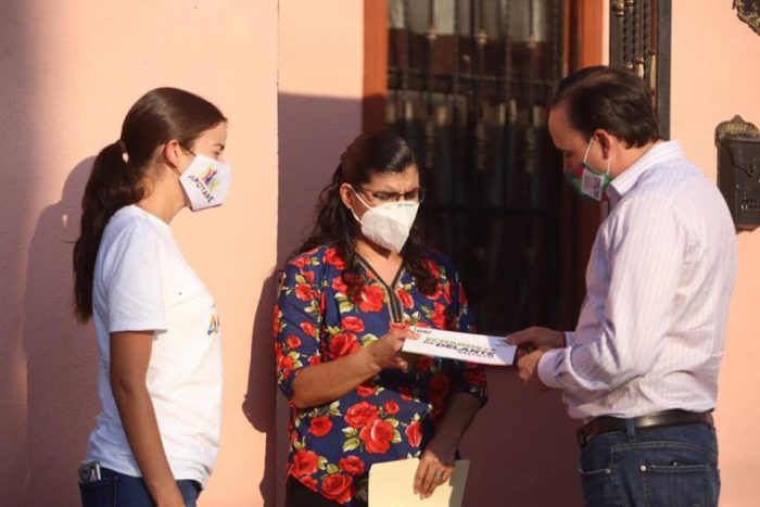 Entrega Manolo becas a enfermeras en sus hogares