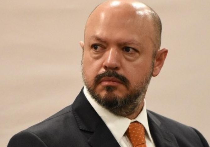 Renuncia subprocurador de procedimientos penales y amparo a la FGR