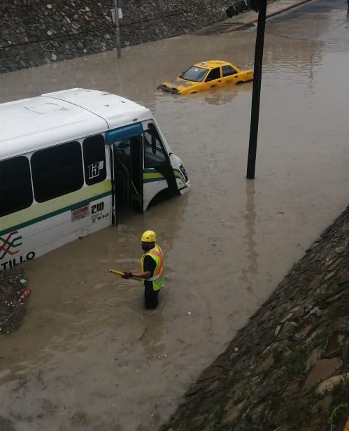 Bomberos y Policías rescatan a ciudadanos ante inundaciones
