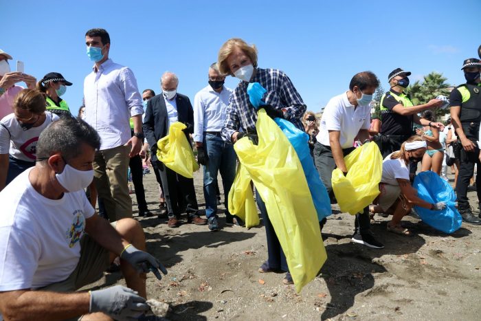 La reina Sofía colabora en la limpieza de una playa en Málaga