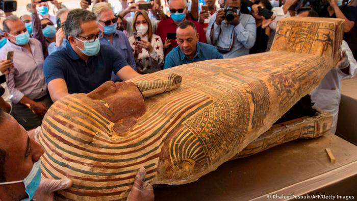 Egipto presentó al mundo los 59 sarcófagos de 2.600 años de antigüedad que descubrió con momias intactas en su interior