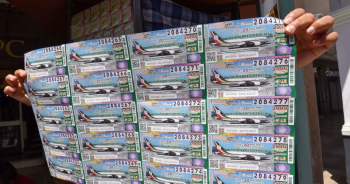 Denuncian que funcionarios arrebataron cachito ganador de la rifa del avión a pobladores de Veracruz