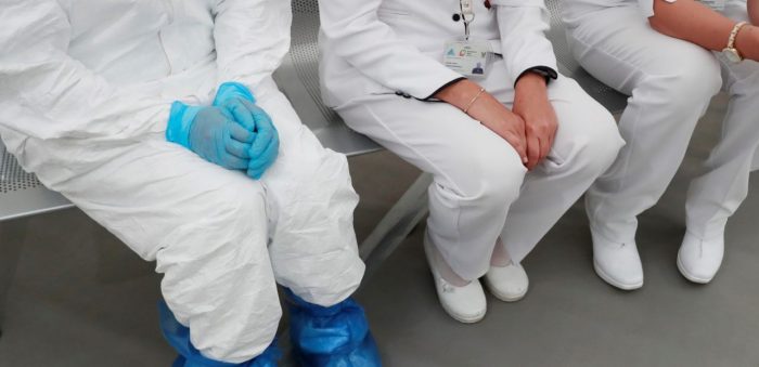 Médicos reclutados por Insabi para enfrentar COVID acusan que ya no les renovaron contratos