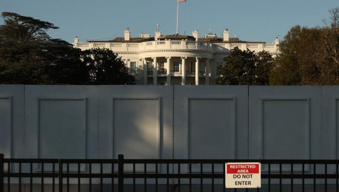 Levantan muro frente a la Casa Blanca ante posibles protestas por resultados
