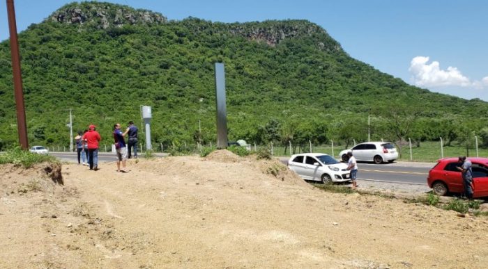 Los enigmáticos monolitos llegan a Sudamérica: Apareció uno en Paraguay