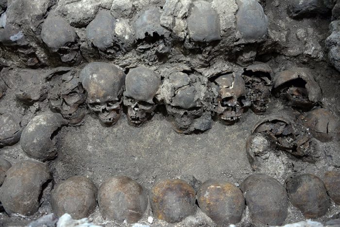 Arqueólogos descubren fachada de la torre de cráneos del tzompantli mexica.