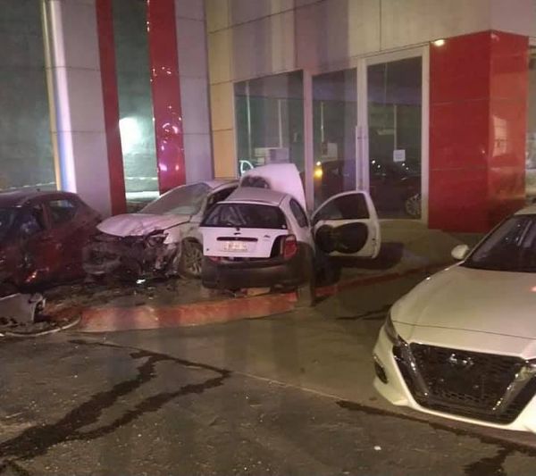 Choca contra autos de agencia automotriz y se mata
