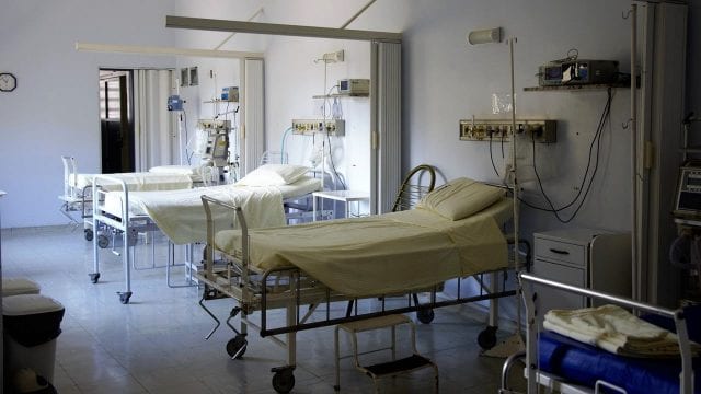 Quienes ingieren dióxido de cloro para tratar COVID renuncian a póliza de gastos médicos, advierten especialistas