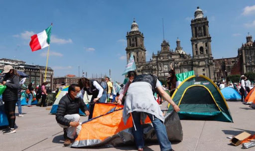Retiran casas vacías del FRENA en el Zócalo