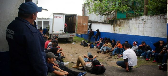 Rescatan a 233 migrantes hacinados en tráiler en Veracruz