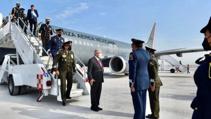AMLO estrena las pistas del aeropuerto de Santa Lucía