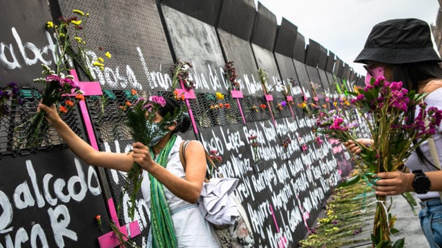 Muro en Palacio Nacional se iba a quedar una semana, pero lo destruyeron: AMLO