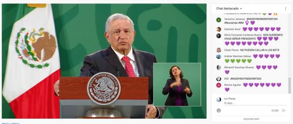 Protestan feministas en la mañanera de AMLO con consignas y corazones morados