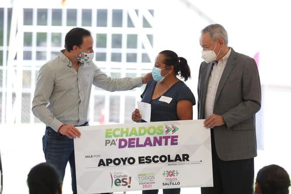 Manolo Jiménez continúa con la entrega de Apoyos Escolares