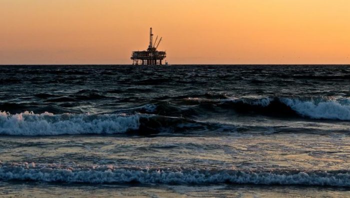Barco derrama alrededor de 400 toneladas de petróleo en el mar Amarillo