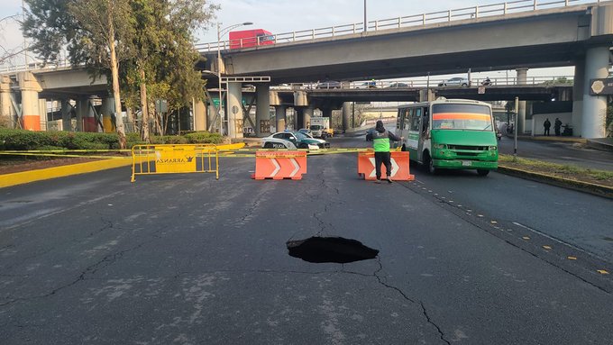 Se abre socavón de 7 metros en Eje 1; cierran tránsito vehicular