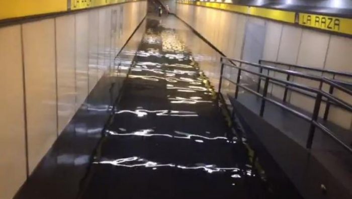Estación La Raza se inunda tras fuertes lluvias en Cd de México