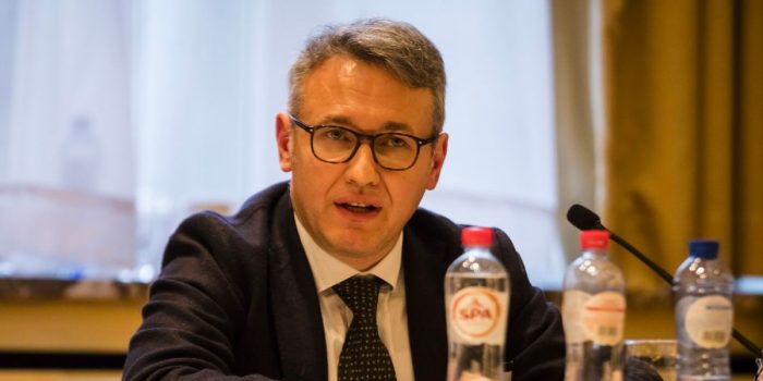 Un alto funcionario de la Agencia Europea de Medicamentos cree que hay que suspender la aplicación de la vacuna de AstraZeneca para todos los grupos de edad